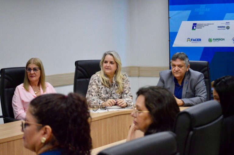 Assinatura-de-termo-seduc-e-sebrae-Fotos-Eduardo-Queiroz-768×510