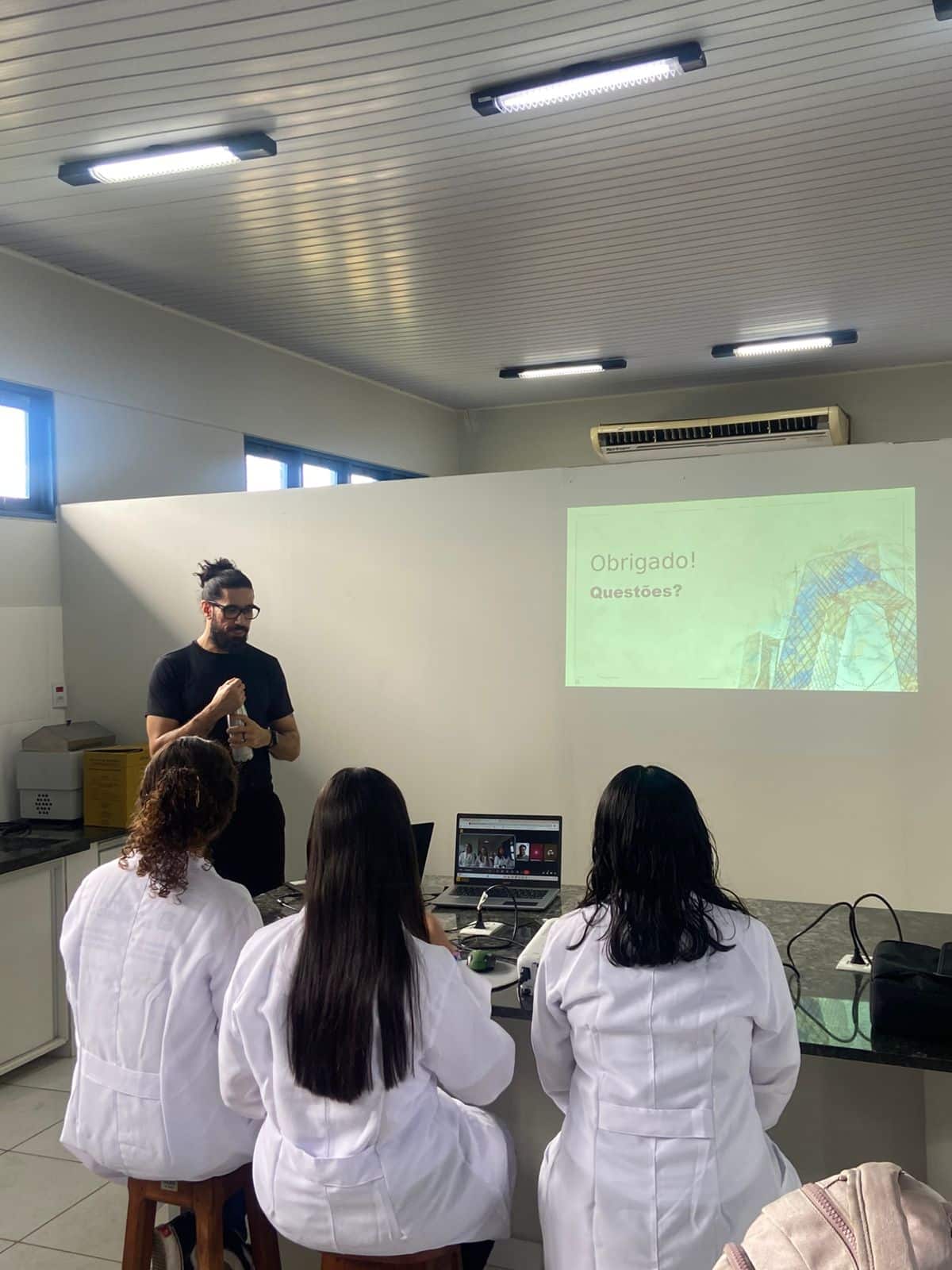 Meninas-estudantes-aproximam-escolas-estaduais-do-universo-da-pesquisa-cientifica_Ascom-Seed-2