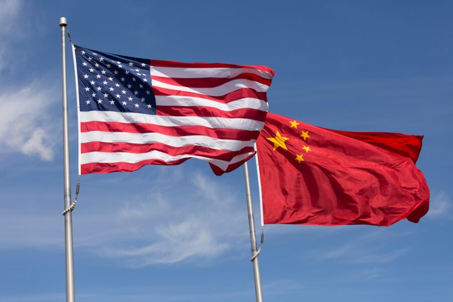 ForbesMoney_bandeira-Estados-Unidos-China_220520_-cbarnesphotography_GettyImages-900×600